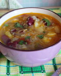 Щи из квашеной капусты с фасолью и яблоком