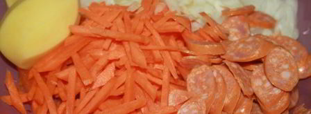 щи со свежей капустой, индейкой и острыми колбасками. Шаг 3