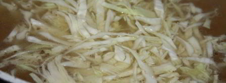 щи со свежей капустой, индейкой и острыми колбасками. Шаг 4