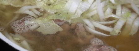 щи со свежей капустой, индейкой и острыми колбасками. Шаг 7