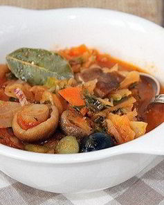 Грибная солянка с квашеной капустой и маслинами