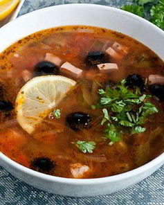 Солянка домашняя с лимоном