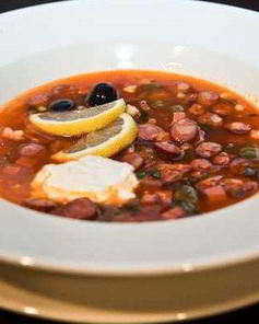 Солянка с маслинами и колбасой