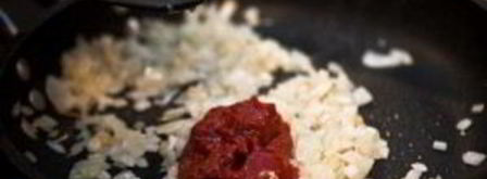 солянка с маслинами и колбасой. Шаг 3