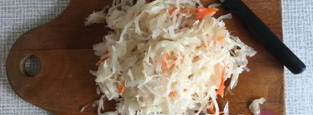 солянка второе блюдо тушенная картошка с рыбой и квашенной капустой. Шаг 4