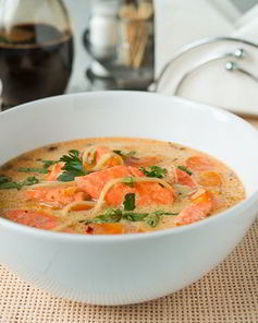 Суп из лосося с лапшой в тайском стиле