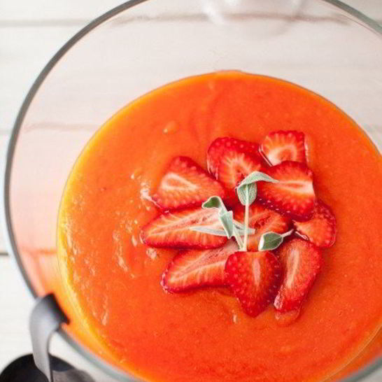 Рецепт летнего супа-пюре с папайей и клубникой