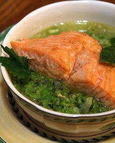 Семга с супом-пюре из зеленого горошка