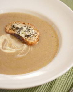 Суп-пюре из пастернака с луком-пореем и петрушкой