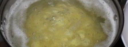 суп с колбасой и яйцом. Шаг 2