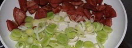 суп с колбасой и яйцом. Шаг 3