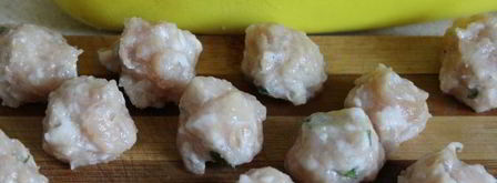 суп с куриными фрикадельками, свекольными листьями и перловкой. Шаг 6