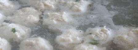 суп с куриными фрикадельками, свекольными листьями и перловкой. Шаг 8