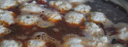 суп с куриными фрикадельками, свекольными листьями и перловкой. Шаг 10