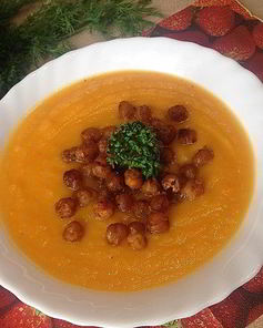 Тыквенно-сельдерейный суп с запеченным нутом