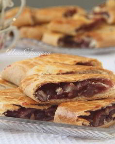 Бабушкины рулетики с клубникой и лукумом