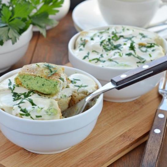 Рецепт блинчиков с адыгейским сыром и шпинатом под сметанной заливкой