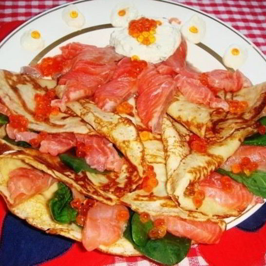 Рецепт блинчиков с малосольной форелью