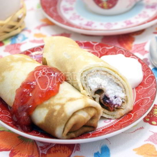 Рецепт блинов на сливках с творогом и клубничным джемом