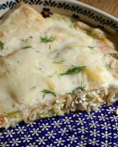 Блины с творогом, пореем и семгой под соусом бешамель