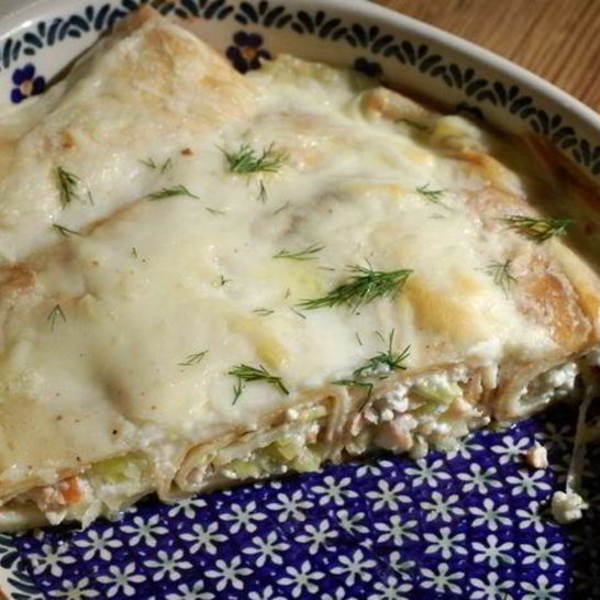 Рецепт блинов с творогом, пореем и семгой под соусом бешамель