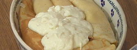 блины с творогом, пореем и семгой под соусом бешамель. Шаг 13