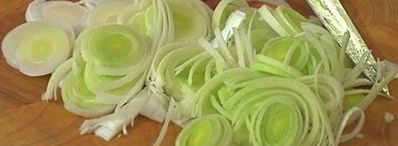 блины с творогом, пореем и семгой под соусом бешамель. Шаг 6