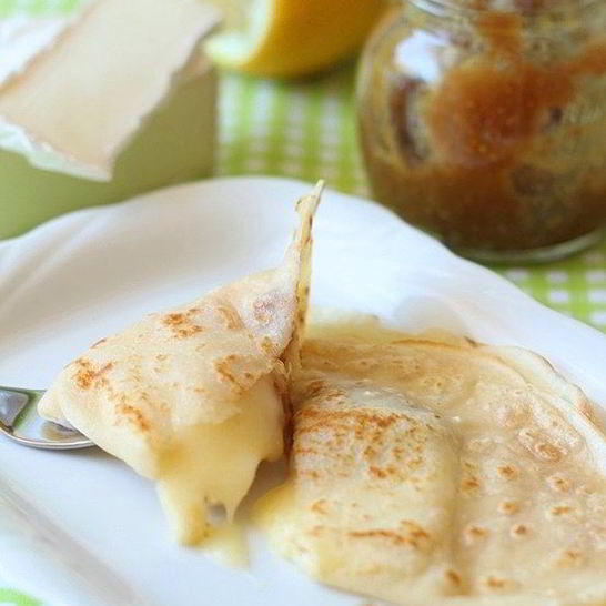 Рецепт французских блинчиков с камамбером и инжирной горчицей