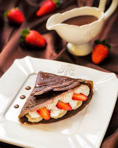 Шоколадные блинчики с бананом, клубникой и сливками