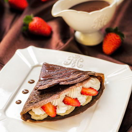 Рецепт шоколадных блинчиков с бананом, клубникой и сливками