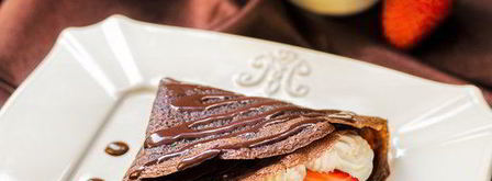 шоколадные блинчики с бананом, клубникой и сливками. Шаг 20