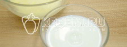 яичные блинчики с колбаской. Шаг 2