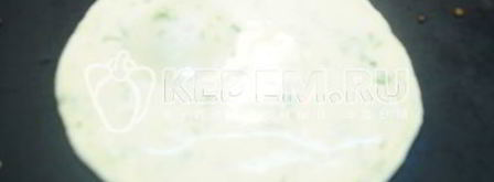 яичные блинчики с колбаской. Шаг 5