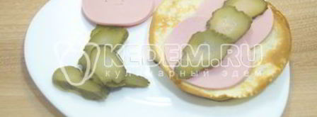 яичные блинчики с колбаской. Шаг 7