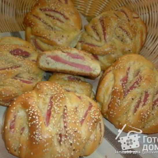 Рецепт булочек с колбасой