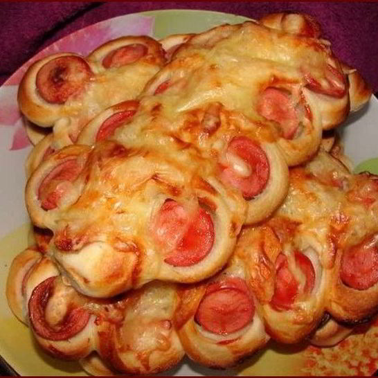 Рецепт булочек с сосисками и пармезаном