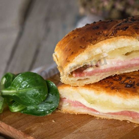 Рецепт булочек с ветчиной и сыром из слоеного теста