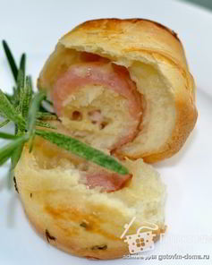 Чесночно-розмариновые булочки с беконом и сыром