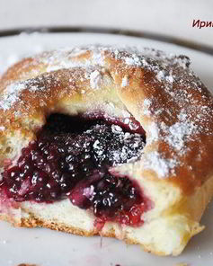 Дрожжевые булочки с ежевикой