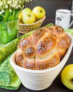 Плетеные булочки с кунжутом