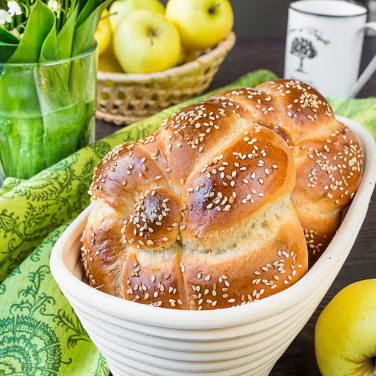 Рецепт плетеных булочек с кунжутом