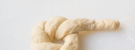 плетеные булочки с кунжутом. Шаг 13