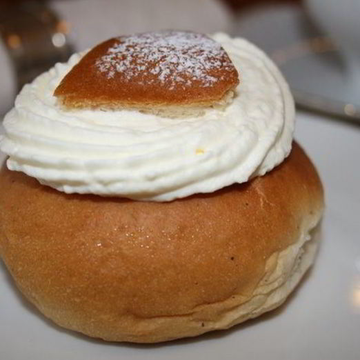 Шведские булочки с кардамоном и сливками Семлур