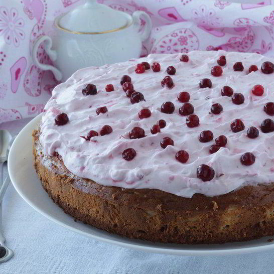 Рецепт брауни с чизкейком, взбитыми сливками и ягодой