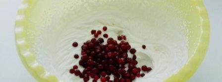 брауни с чизкейком, взбитыми сливками и ягодой. Шаг 9