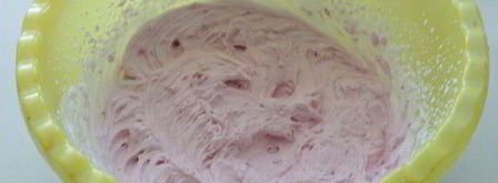 брауни с чизкейком, взбитыми сливками и ягодой. Шаг 10