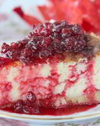 Чизкейк с брусничным соусом