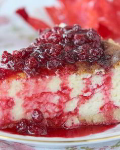 Чизкейк с брусничным соусом