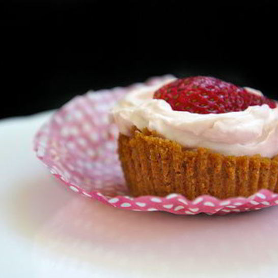 Рецепт мини-чизкейков с крекером и клубникой