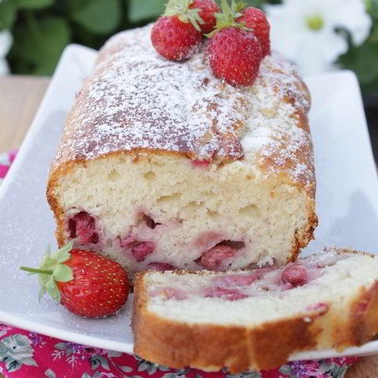 Рецепт йогуртового кекса с клубникой